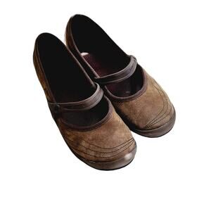 MARY JANE SUEDE BROWN CROCS SIZE  9
